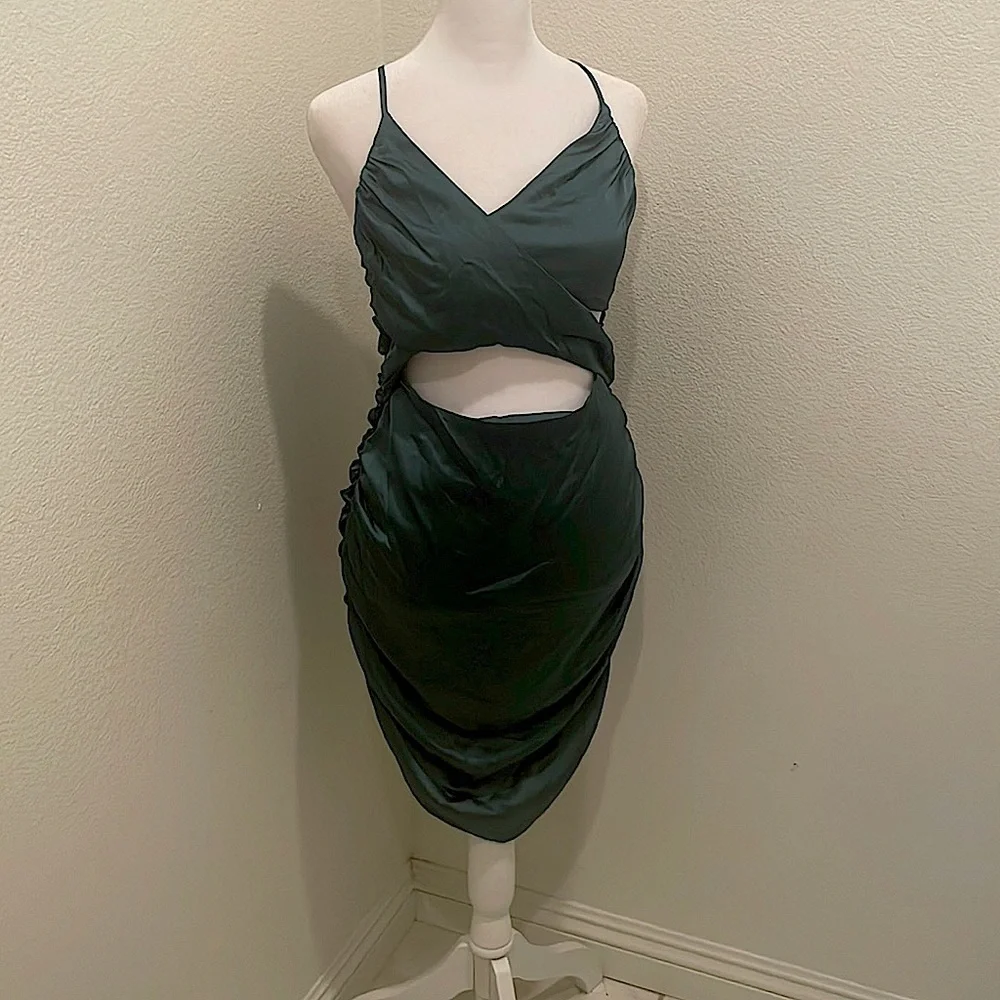 NWT WOMENS SIZE M MEDIUM WILD FABLE FOREST GREEN DRESS WITH SKIN SHOWING CUTOUT  - Picture 2 of 10